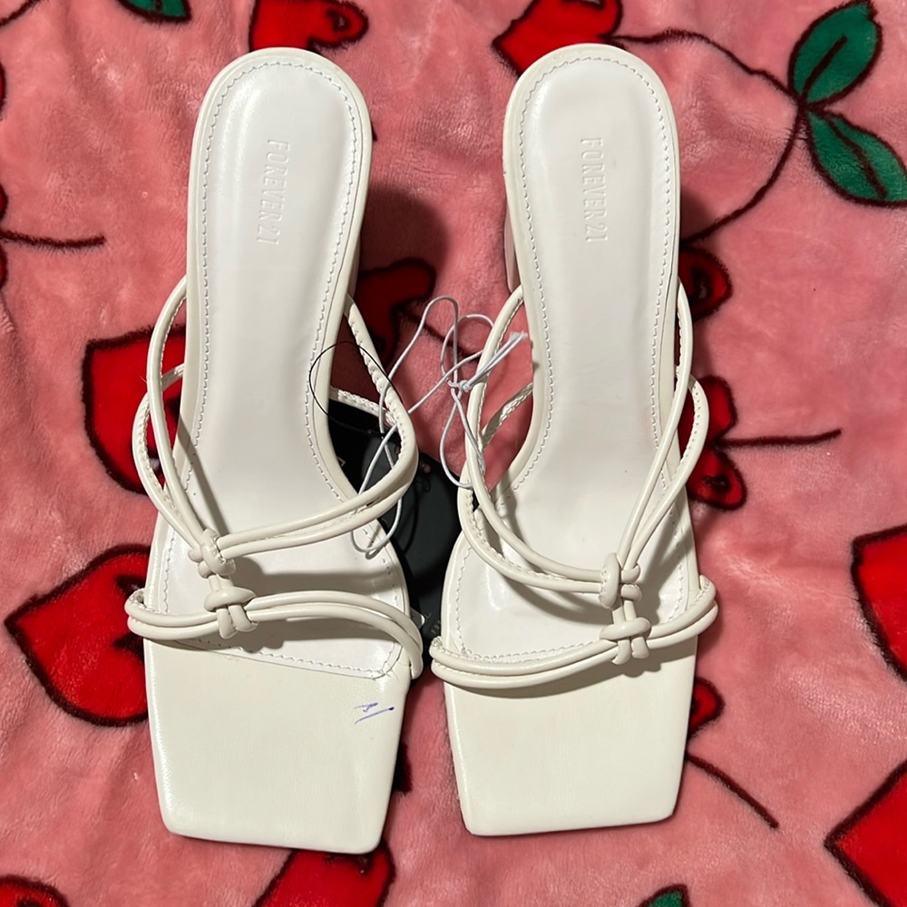 Forever21 white short chunk heel! Size 7.